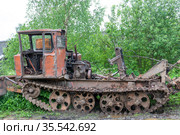 Сокольники, Кувшиновский район, Тверская область, Россия. Трелевочник. Старый сломанный трелевочный трактор стоит на обочине дороги. Стоковое фото, фотограф Мария / Фотобанк Лори