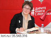 Художник-иллюстратор Евгения Двоскина в книжном магазине "Москва" (2021 год). Редакционное фото, фотограф Сергей Соболев / Фотобанк Лори