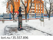 Бюст поэту и партизану войны 1812 года Д.В. Давыдову на храмовой территории. Собор Рождества Богородицы. Уфа. Республика Башкортостан (2021 год). Редакционное фото, фотограф Сергей Афанасьев / Фотобанк Лори