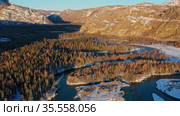 Горный Алтай осенью. Река Чуя. Вид с высоты птичьего полета. Altai mountains in autumn. Chuya river. Aerial view. Стоковое видео, видеограф Евгений Романов / Фотобанк Лори