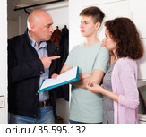 Family meeting with debt collector. Стоковое фото, фотограф Яков Филимонов / Фотобанк Лори