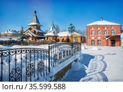 Часовня Петра и Февронии и ажурная ограда в Троицком монастыре в Муроме (2021 год). Стоковое фото, фотограф Baturina Yuliya / Фотобанк Лори