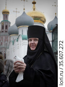 Игуменья Маргарита (Феоктистова) на фоне Смоленского собора в Новодевичьем монастыре Москвы (2021 год). Редакционное фото, фотограф Дмитрий Неумоин / Фотобанк Лори
