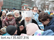 Митрополит Ювеналий благословляет народ в Новодевичьем монастыре Москвы (2021 год). Редакционное фото, фотограф Дмитрий Неумоин / Фотобанк Лори