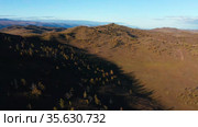 Окрестности озера Байкал. Тажеранская степь осенью. Вид с воздуха. Surroundings of Lake Baikal. Tazheran steppe in autumn. Aerial view. Стоковое видео, видеограф Евгений Романов / Фотобанк Лори