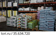 Pallets with organic and mineral fertilisers in bags for sale at warehouse store (2019 год). Редакционное видео, видеограф Яков Филимонов / Фотобанк Лори