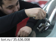Ремонт скола лобового стекла автомобиля (2021 год). Редакционное фото, фотограф Дмитрий Неумоин / Фотобанк Лори