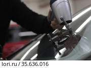 Ремонт скола лобового стекла автомобиля (2021 год). Редакционное фото, фотограф Дмитрий Неумоин / Фотобанк Лори