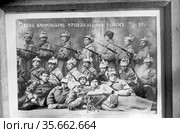 Отряд коммунистов отправленных в Амгу в 14 февраля 1925 года, портрет красногвардейцев с винтовками и пулемётом, репродукция портрета в краеведческом музее, Якутия, 1958. Редакционное фото, фотограф Варфоломей Тетерин / Фотобанк Лори