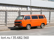 Volkswagen Type 2 Caravelle (2008 год). Редакционное фото, фотограф Art Konovalov / Фотобанк Лори