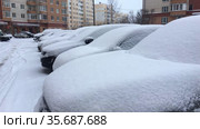 Машины на парковке во дворе заметенные снегом. Стоковое видео, видеограф Кекяляйнен Андрей / Фотобанк Лори