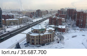 Городской спальный микрорайон в зимний морозный день. Ленинский проспект. Санкт-Петербург (2021 год). Стоковое видео, видеограф Кекяляйнен Андрей / Фотобанк Лори