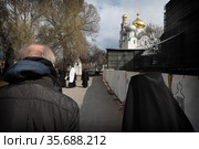 Игуменья Новодевичьего монастыря Маргарита (Феоктистова) провожает митрополита Ювеналия (2021 год). Редакционное фото, фотограф Дмитрий Неумоин / Фотобанк Лори