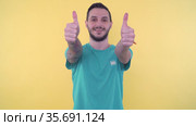 Happy young sporty man giving thumbs up. Стоковое видео, видеограф Mihail Mihaylov / Фотобанк Лори