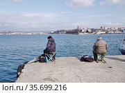 Севастополь. Рыбаки на пирсе (2021 год). Редакционное фото, фотограф Илюхина Наталья / Фотобанк Лори