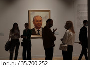 Люди на открытии выставки "Метаморфозы соцреализма" В ЦДХ (2021 год). Редакционное фото, фотограф Дмитрий Неумоин / Фотобанк Лори