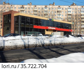 Двухэтажный торговый центр, построен в 2016 году. Универсам "Пятерочка", магазин Fix Price. 16-я Парковая улица, владение 21, корпус 1. Район Восточное Измайлово. Город Москва (2021 год). Редакционное фото, фотограф lana1501 / Фотобанк Лори