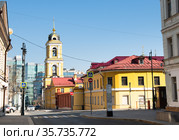 Улица Рождественка. Вид на Колокольню Рождественского монастыря. Москва (2021 год). Редакционное фото, фотограф E. O. / Фотобанк Лори