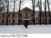 Здание сталинских годов постройки в подмосковном городе Орехово-Зуево (2016 год). Редакционное фото, фотограф Free Wind / Фотобанк Лори