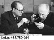 Первая защита кандидатской диссертации в ЯФСОАН Бобровым Анатолием Кузьмичом. Офиц. оппонент — доктор геологических наук Сенников Валериан Матвеевич. 25 января 1964. Редакционное фото, фотограф Варфоломей Тетерин / Фотобанк Лори