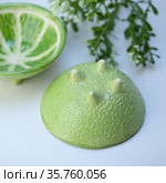 Ceramic cup in the form of half a lime (2021 год). Редакционное фото, фотограф Эльвира Рахманова / Фотобанк Лори