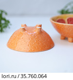 Ceramic cup in the form of half a grapefruit (2021 год). Редакционное фото, фотограф Эльвира Рахманова / Фотобанк Лори