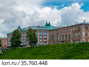 Отель "Sheraton Нижний Новгород Кремль" и дом для притча. Нижний Новгород (2017 год). Редакционное фото, фотограф Александр Щепин / Фотобанк Лори
