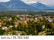 Вид на город Блед на берегу озера Блед в Словении (2019 год). Стоковое фото, фотограф V.Ivantsov / Фотобанк Лори