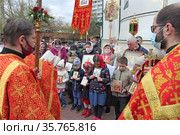Молитва с иконами во время крестного хода. Храм великомученика Дмитрия Солунского в Хорошеве. Москва (2021 год). Редакционное фото, фотограф Сергей Соболев / Фотобанк Лори
