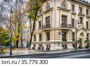Дом 17 по улице Остоженка и купол собора в Зачатьевском монастыре среди деревье в Москве (2020 год). Стоковое фото, фотограф Baturina Yuliya / Фотобанк Лори