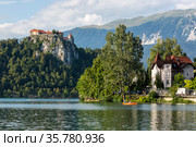Вид на старый замок и озеро Блед в Словении (2019 год). Редакционное фото, фотограф V.Ivantsov / Фотобанк Лори