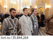 Коломна, литургия в храме семинарии Старо-Голутвином монастыре (2018 год). Редакционное фото, фотограф Дмитрий Неумоин / Фотобанк Лори