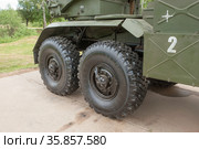 Российская модернизированная реактивная система залпового огня 9К51М «Торнадо-Г» на Международном военно-техническом форуме "Армия-2019", Московская область, вид справа на задние колеса. Редакционное фото, фотограф Малышев Андрей / Фотобанк Лори