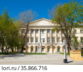 Московский государственный лингвистический университет (МГЛУ). Улица Остоженка, дом 38, стр. 1. Москва (2021 год). Редакционное фото, фотограф E. O. / Фотобанк Лори