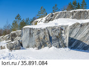 Расколотые мраморные скалы в старом мраморном карьере. Горный парк Рускеала, Карелия (2021 год). Редакционное фото, фотограф Виктор Карасев / Фотобанк Лори