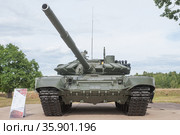 Новый российский основной танк Т-72 В3 на полигоне "Алабино" в парке "Патриот", Международный военно-технический форум "Армия", Московская область, вид спереди (2019 год). Редакционное фото, фотограф Малышев Андрей / Фотобанк Лори
