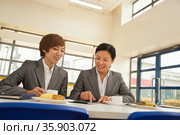 Two person meeting in company cafeteria. Стоковое фото, агентство Ingram Publishing / Фотобанк Лори