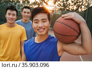 Friends on the basketball court, portrait. Стоковое фото, агентство Ingram Publishing / Фотобанк Лори