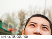 Young man on the basketball court, portrait . Стоковое фото, агентство Ingram Publishing / Фотобанк Лори