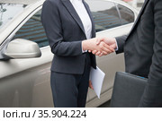 Business People Shaking Hands By Car. Стоковое фото, агентство Ingram Publishing / Фотобанк Лори
