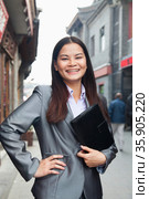 Portrait of young business woman in houhai, Beijing, China. Стоковое фото, агентство Ingram Publishing / Фотобанк Лори