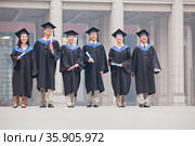 Group of Graduate Students Standing with Diplomas. Стоковое фото, агентство Ingram Publishing / Фотобанк Лори