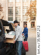 Students moving into dormitory on college campus. Стоковое фото, агентство Ingram Publishing / Фотобанк Лори