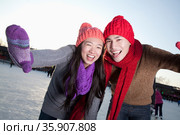 Young couple at ice rink. Стоковое фото, агентство Ingram Publishing / Фотобанк Лори