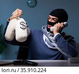 Terrorist asking for money ransom over the phone. Стоковое фото, фотограф Elnur / Фотобанк Лори