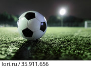 Soccer ball on sports field. Стоковое фото, агентство Ingram Publishing / Фотобанк Лори