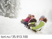 Children on toboggan. Стоковое фото, фотограф Shannon Fagan / Ingram Publishing / Фотобанк Лори