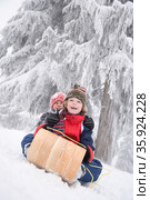 Boys on toboggan. Стоковое фото, фотограф Shannon Fagan / Ingram Publishing / Фотобанк Лори