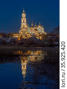 Дивеевский монастырь отражается в воде (2014 год). Стоковое фото, фотограф Павел Сушков / Фотобанк Лори