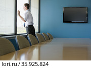 Office worker looking through window. Стоковое фото, фотограф Shannon Fagan / Ingram Publishing / Фотобанк Лори